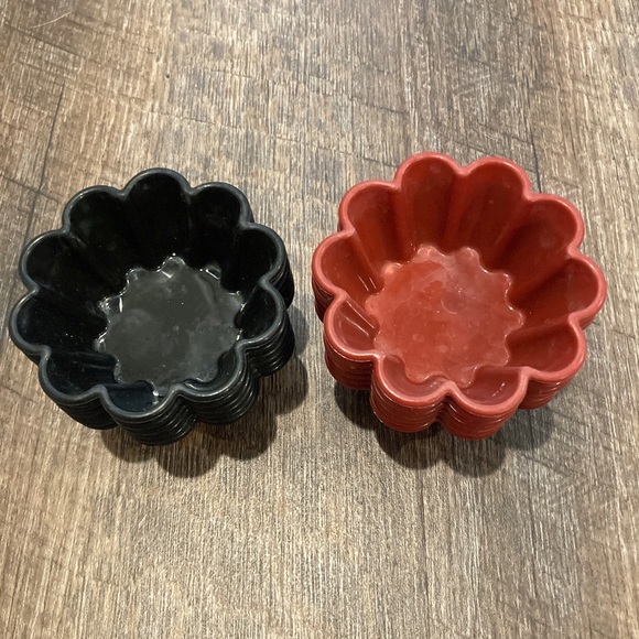 Silicone Baking Cups, 12 Count, Red & Black, Muffins & Cupcakes-Excellent! - Picture 1 of 3
